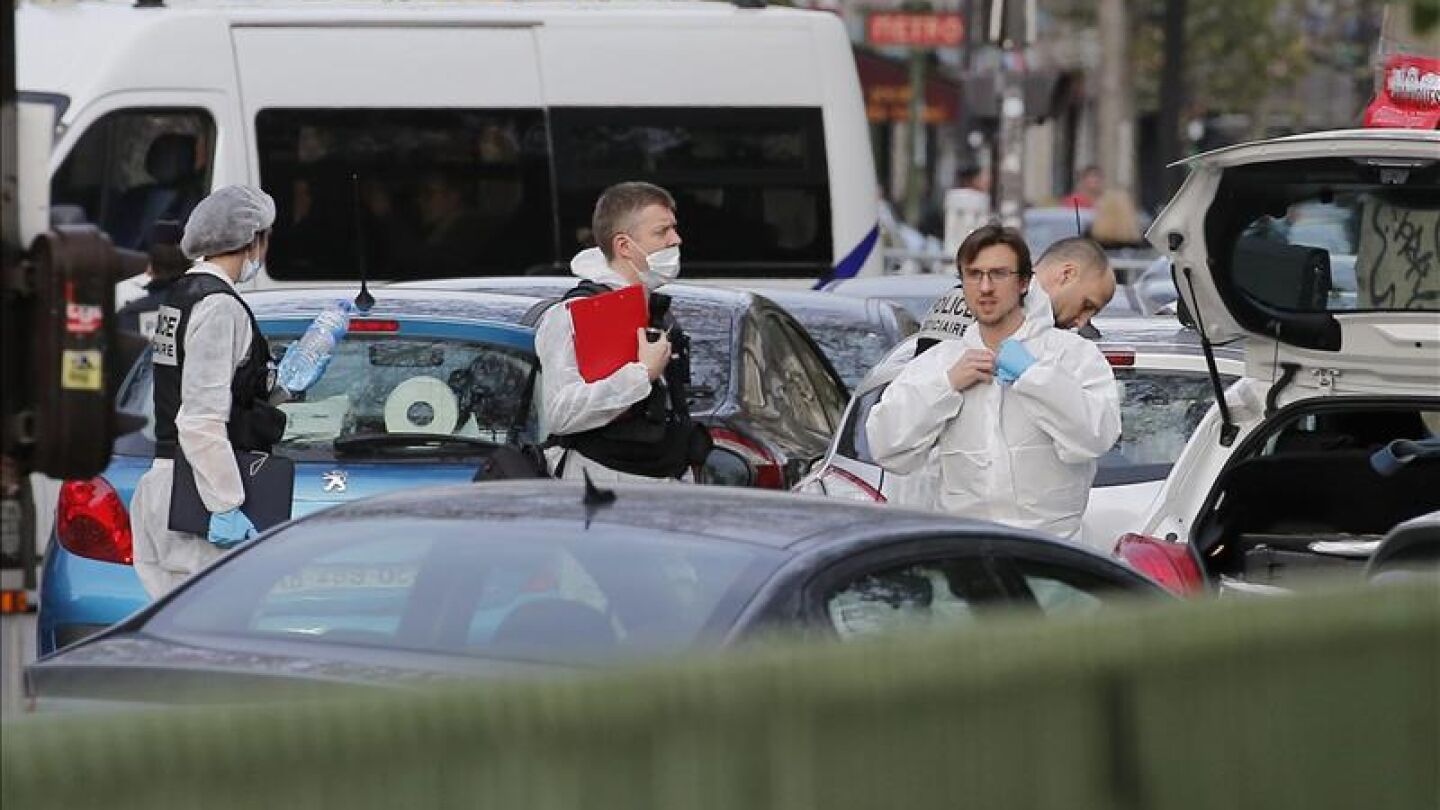 La polic&iacute;a cientifica trabaja delante de la sala de conciertos Bataclan