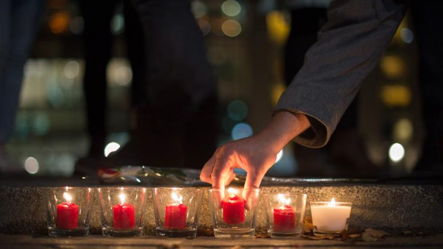 Velas en se&ntilde;al de homenaje a las v&iacute;ctimas de Par&iacute;s