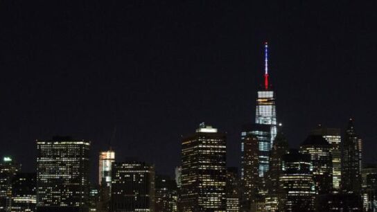 One World Trade Center luce los colores de la bandera francesa en homenaje a Par&iacute;s