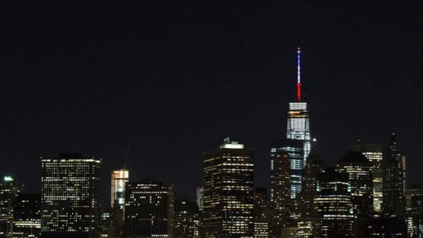 One World Trade Center luce los colores de la bandera francesa en homenaje a París One World Trade Center luce los colores de la bandera francesa en homenaje a París