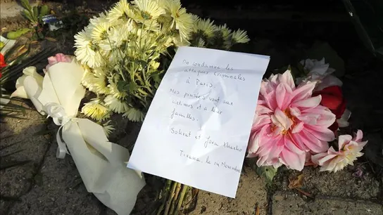 Flores y mensaje de condolencia en solidaridad con las víctimas de los atentados de París Flores y mensaje de condolencia en solidaridad con las víctimas de los atentados de París