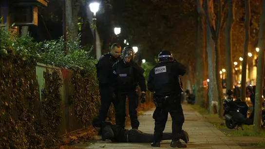 Persona abatida en el suelo en París Persona abatida en el suelo en París