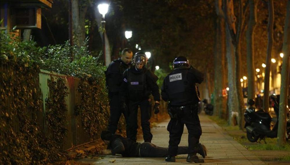 Persona abatida en el suelo en París