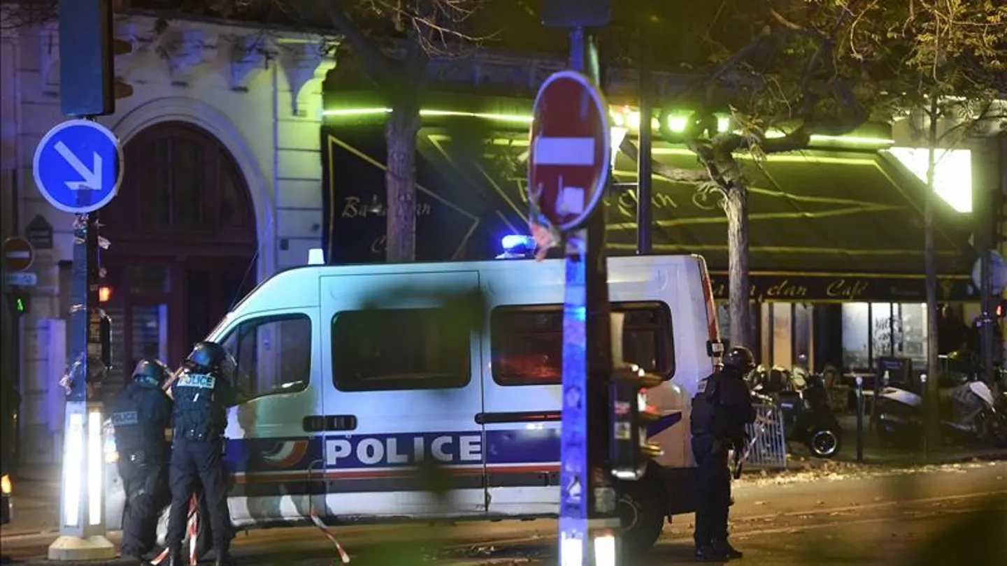 La policía acordona el centro de París ante una toma de rehenes La policía acordona el centro de París ante una toma de rehenes