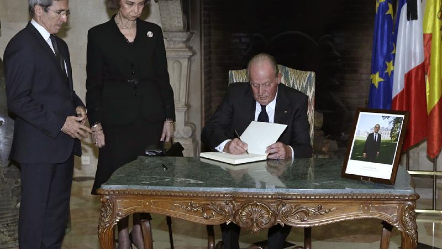 El rey Juan Carlos firma en el libro de condolencias por los atentados en Par&iacute;s