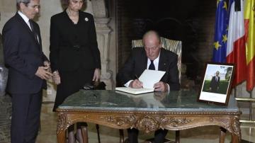 El rey Juan Carlos firma en el libro de condolencias por los atentados en París