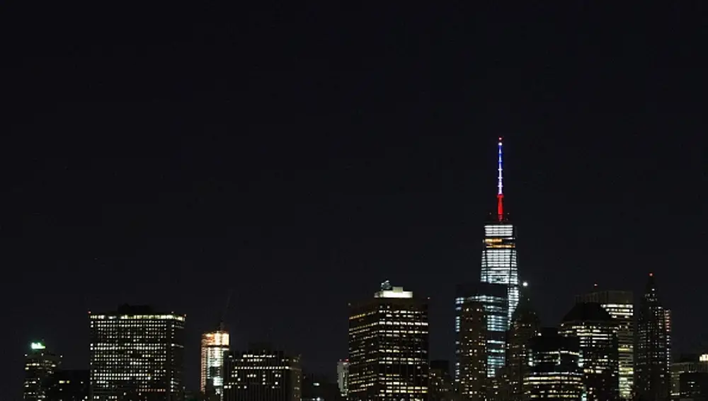 El One World Trade Center con los colores de la bandera de Francia