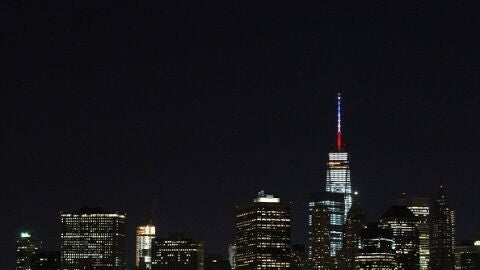El One World Trade Center con los colores de la bandera de Francia