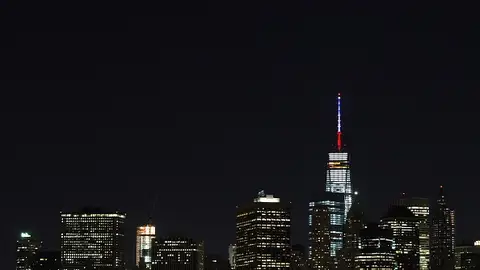 El One World Trade Center con los colores de la bandera de Francia El One World Trade Center con los colores de la bandera de Francia