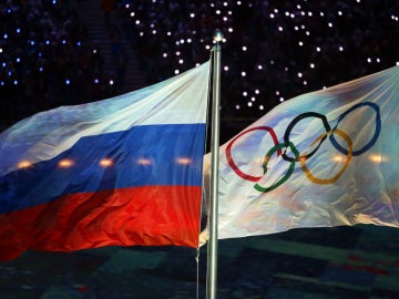 Las banderas de Rusia y de los JJOO, a la par Las banderas de Rusia y de los JJOO, a la par