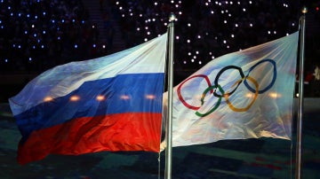 Las banderas de Rusia y de los JJOO, a la par
