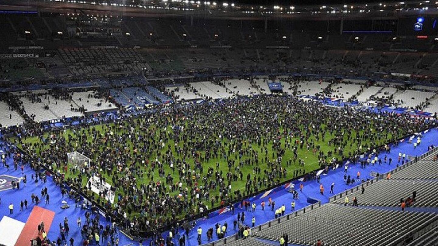 Evacuaci&oacute;n del estadio franc&eacute;s tras los ataques