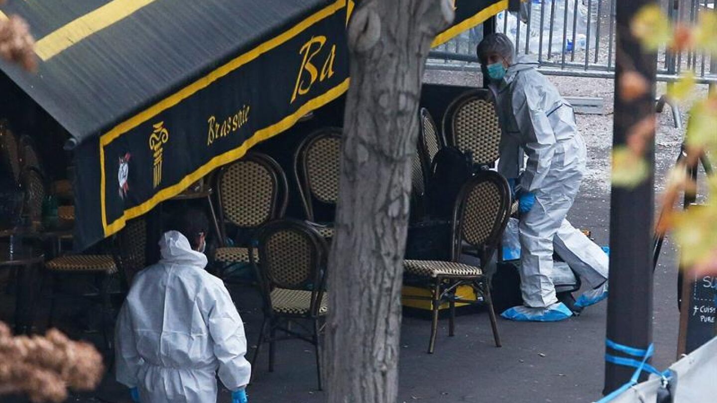 Los investigadores trabajan en la sala de conciertos Bataclan