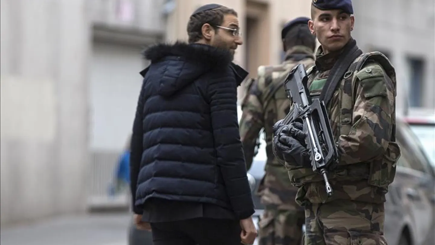 Un soldado francés vigila los accesos a la sinagoga en París Un soldado francés vigila los accesos a la sinagoga en París