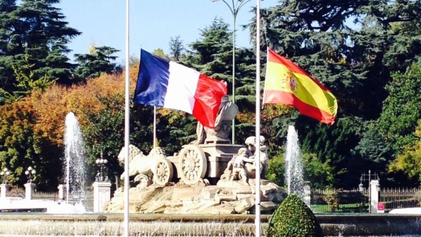 La bandera francesa y la espa&ntilde;ola en Cibeles