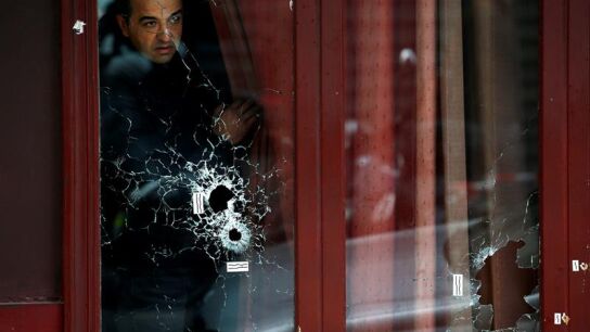 Impactos de bala en los cristales de una ventana del caf&eacute; Carrillon
