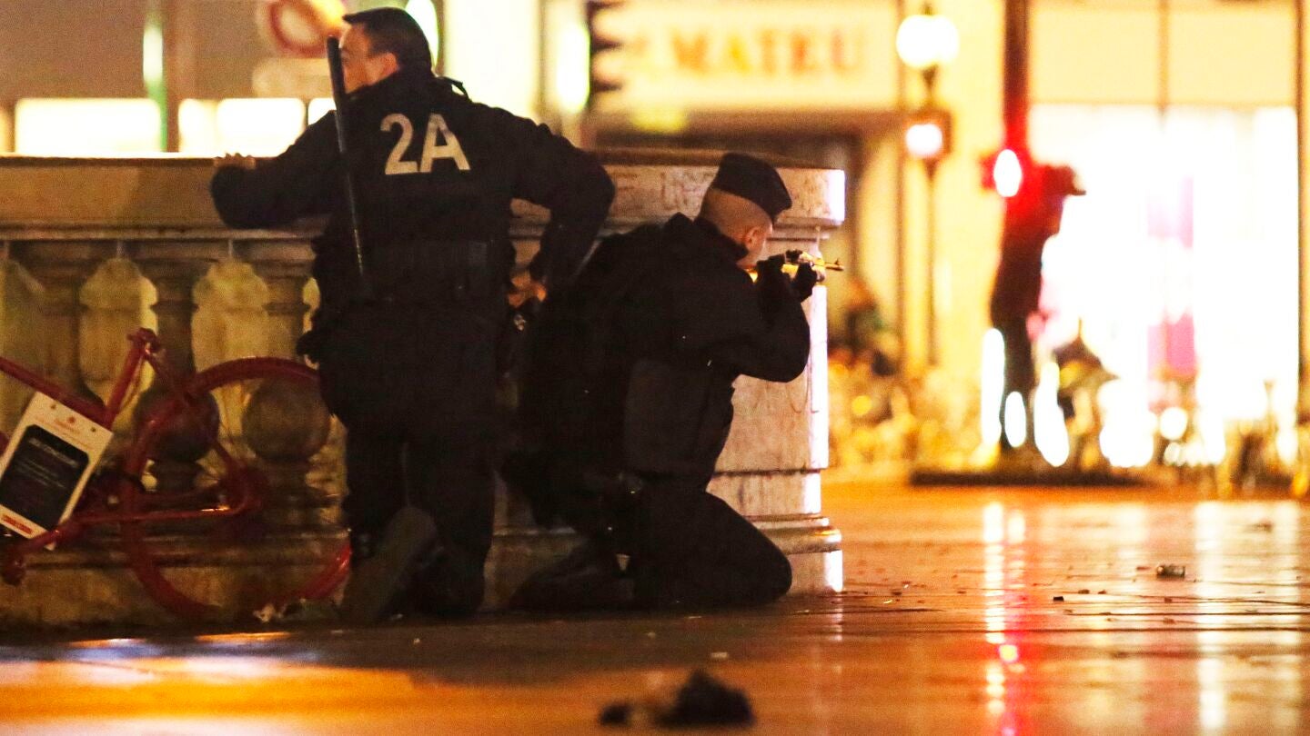 Polic&iacute;as toman posiciones ante la estampida en la Plaza de la Rep&uacute;blica