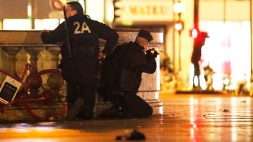 Policías toman posiciones ante la estampida en la Plaza de la República