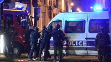 Policía en París.