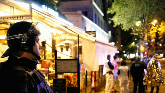 Un polic&iacute;a durante los atentados de Francia