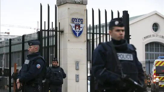 Oficiales de la policía francesa hacen guardia en las puertas de un centro de apoyo psicológico habilitado para los familiares Oficiales de la policía francesa hacen guardia en las puertas de un centro de apoyo psicológico habilitado para los familiares