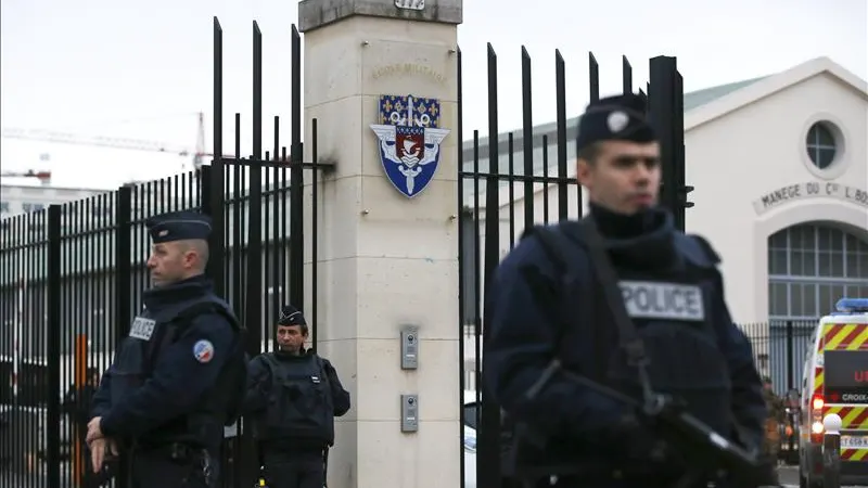 Oficiales de la polic&iacute;a francesa hacen guardia en las puertas de un centro de apoyo psicol&oacute;gico habilitado para los familiares