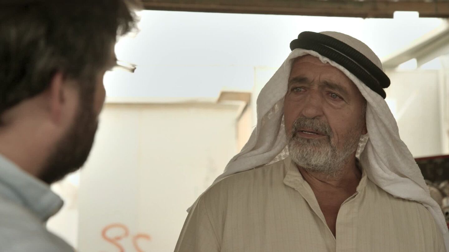 Jordi &Eacute;vole entrevista a un refugiado sirio en Zaatari