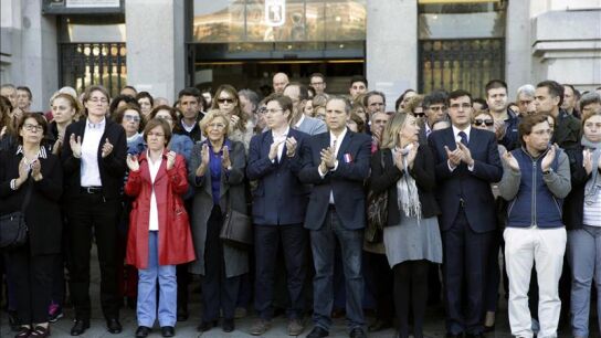 El Ayuntamiento de Madrid guarda silencio en homenaje a v&iacute;ctimas de Par&iacute;s