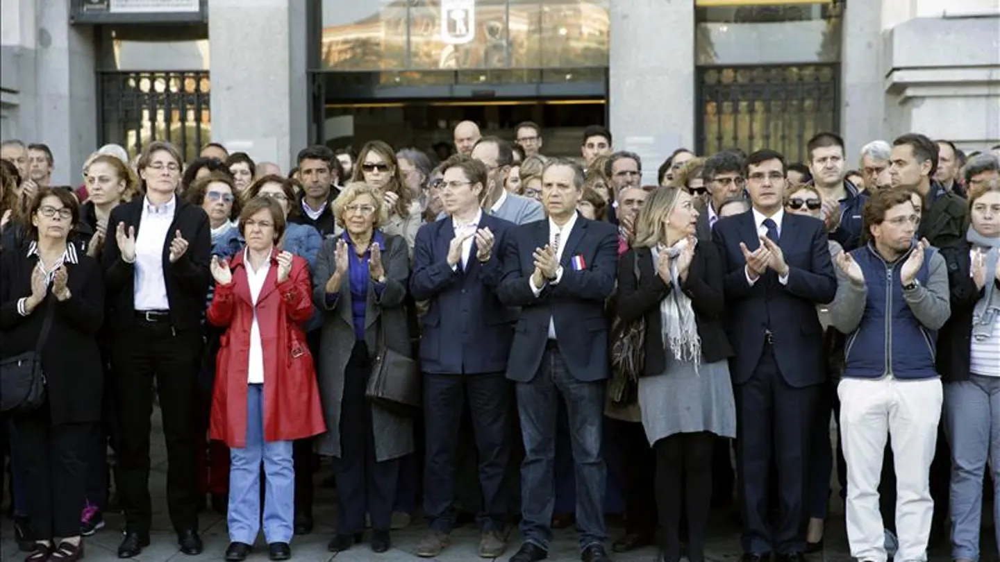 El Ayuntamiento de Madrid guarda silencio en homenaje a víctimas de París El Ayuntamiento de Madrid guarda silencio en homenaje a víctimas de París