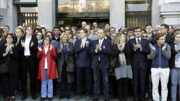 El Ayuntamiento de Madrid guarda silencio en homenaje a víctimas de París
