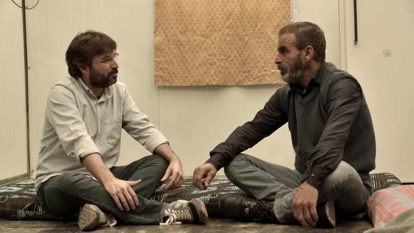 Jordi &Eacute;vole entrevista a un refugiado sirio en Zaatari