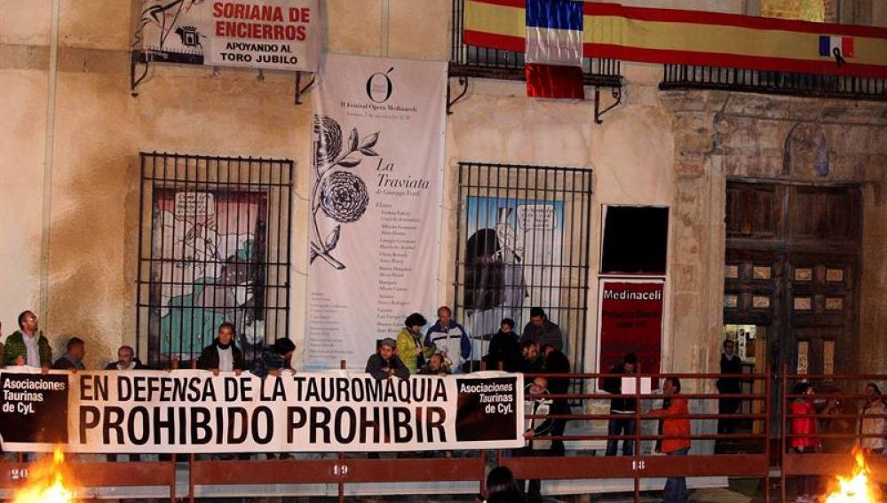 Activistas taurinos durante la celebración del toro de Medinaceli