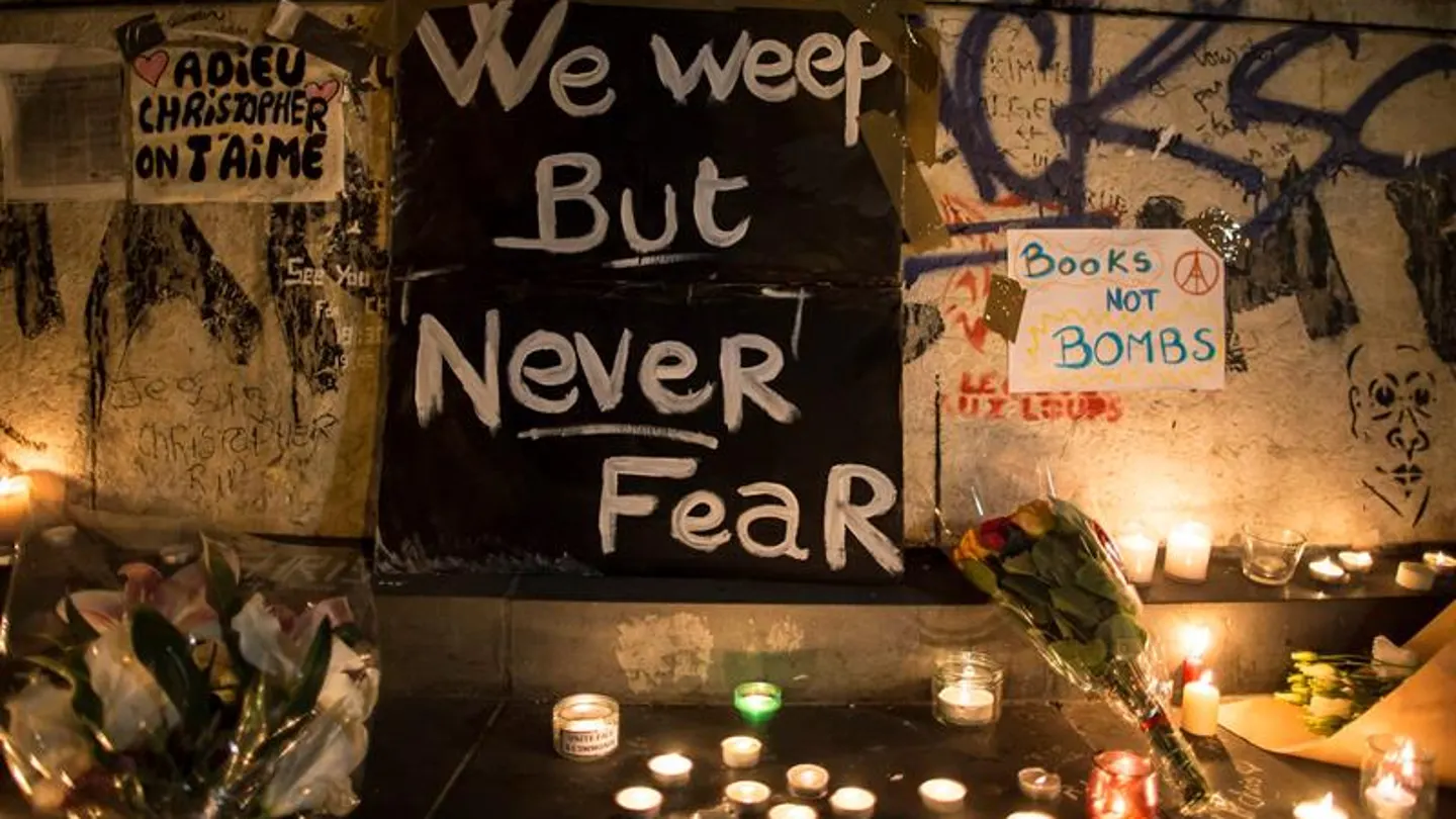 Homenaje a las víctimas de los atentados en la Plaza de la República Homenaje a las víctimas de los atentados en la Plaza de la República