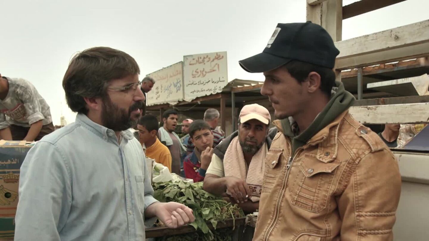 Jordi &Eacute;vole entrevista a un refugiado sirio en Zaatari