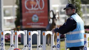 Agentes de policía turcos montan un dispositivo de seguridad antes de la celebración de la cumbre del G20