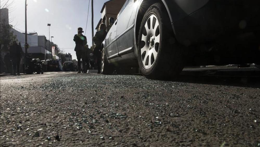 Cristales rotos en el suelo del coche localizado tras los atentados en París