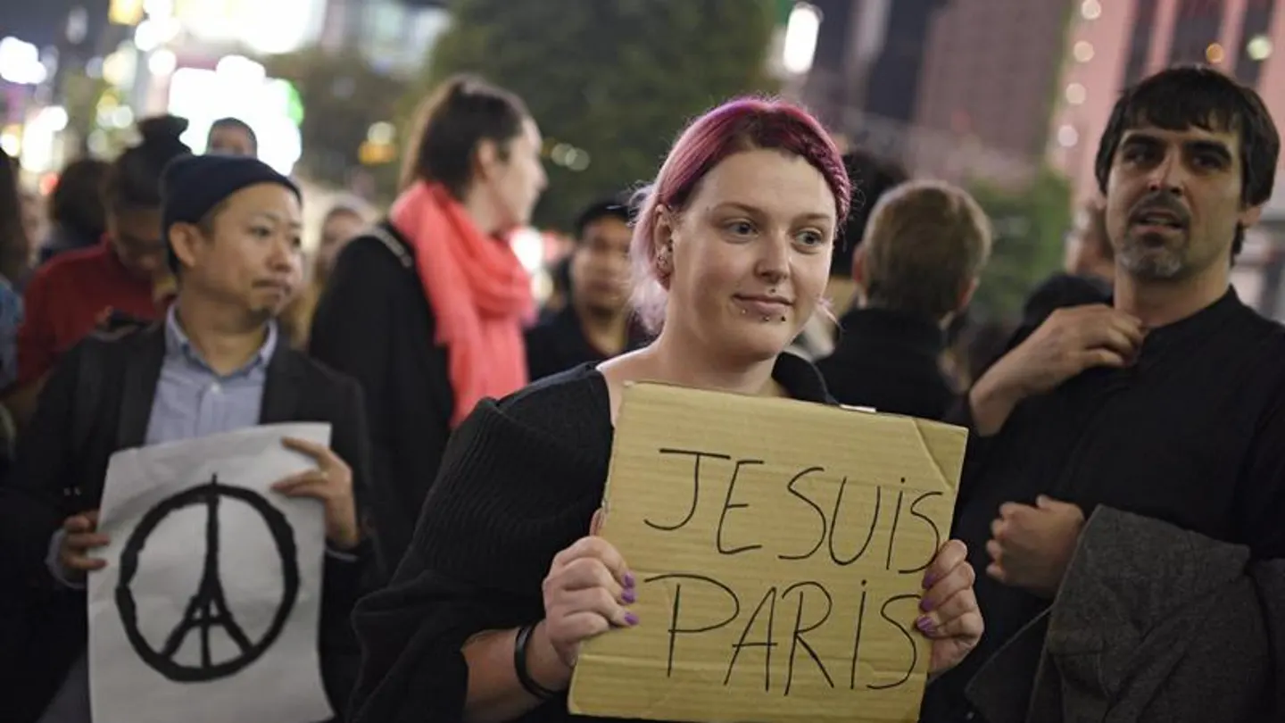 Una mujer se solidariza con las víctimas del atentado en París Una mujer se solidariza con las víctimas del atentado en París
