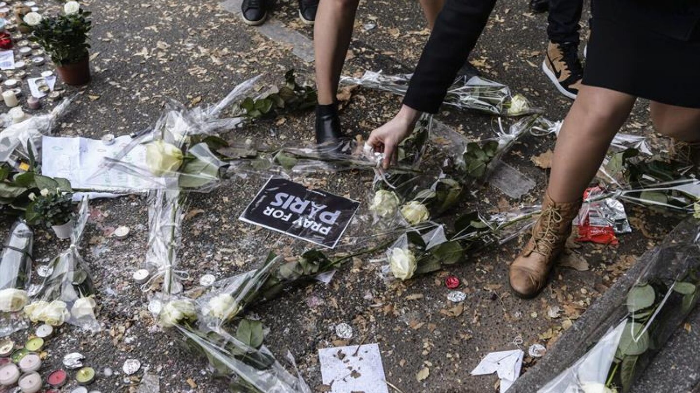 Flores y velas en el lugar de los atentados de Par&iacute;s