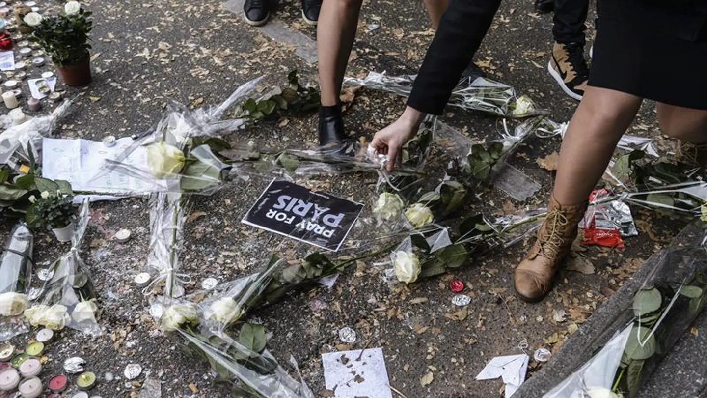 Flores y velas en el lugar de los atentados de París Flores y velas en el lugar de los atentados de París