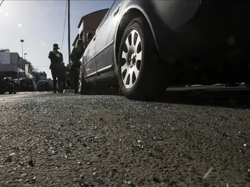 Cristales rotos en el suelo del coche localizado tras los atentados Cristales rotos en el suelo del coche localizado tras los atentados
