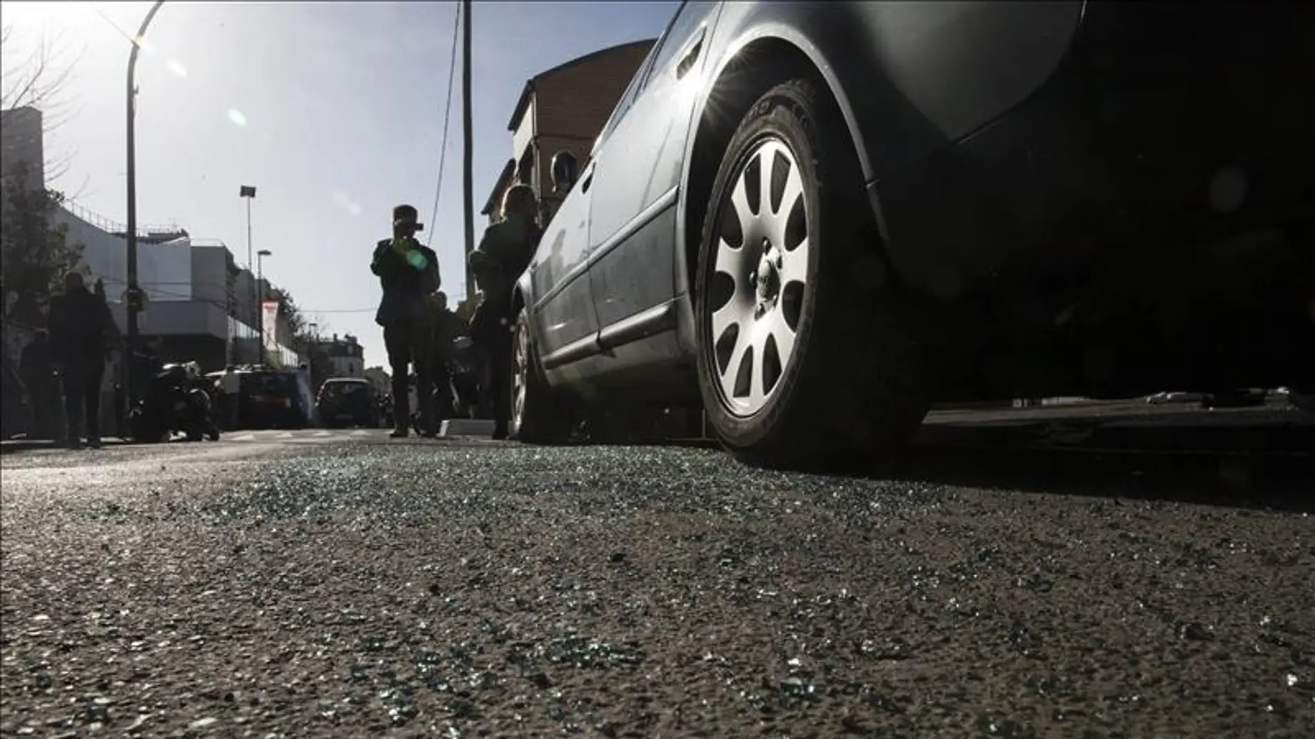 Cristales rotos en el suelo del coche localizado tras los atentados