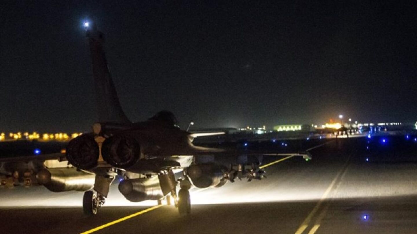 Francia bombardea masivamente posiciones del Estado Isl&aacute;mico en Siria