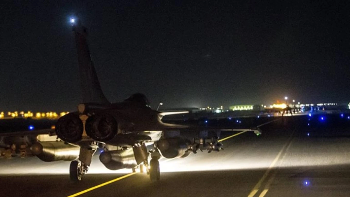 Francia bombardea masivamente posiciones del Estado Islámico en Siria Francia bombardea masivamente posiciones del Estado Islámico en Siria