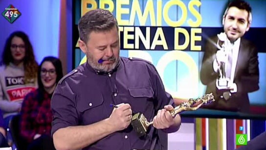 Miki Nadal con el galard&oacute;n de Frank Blanco