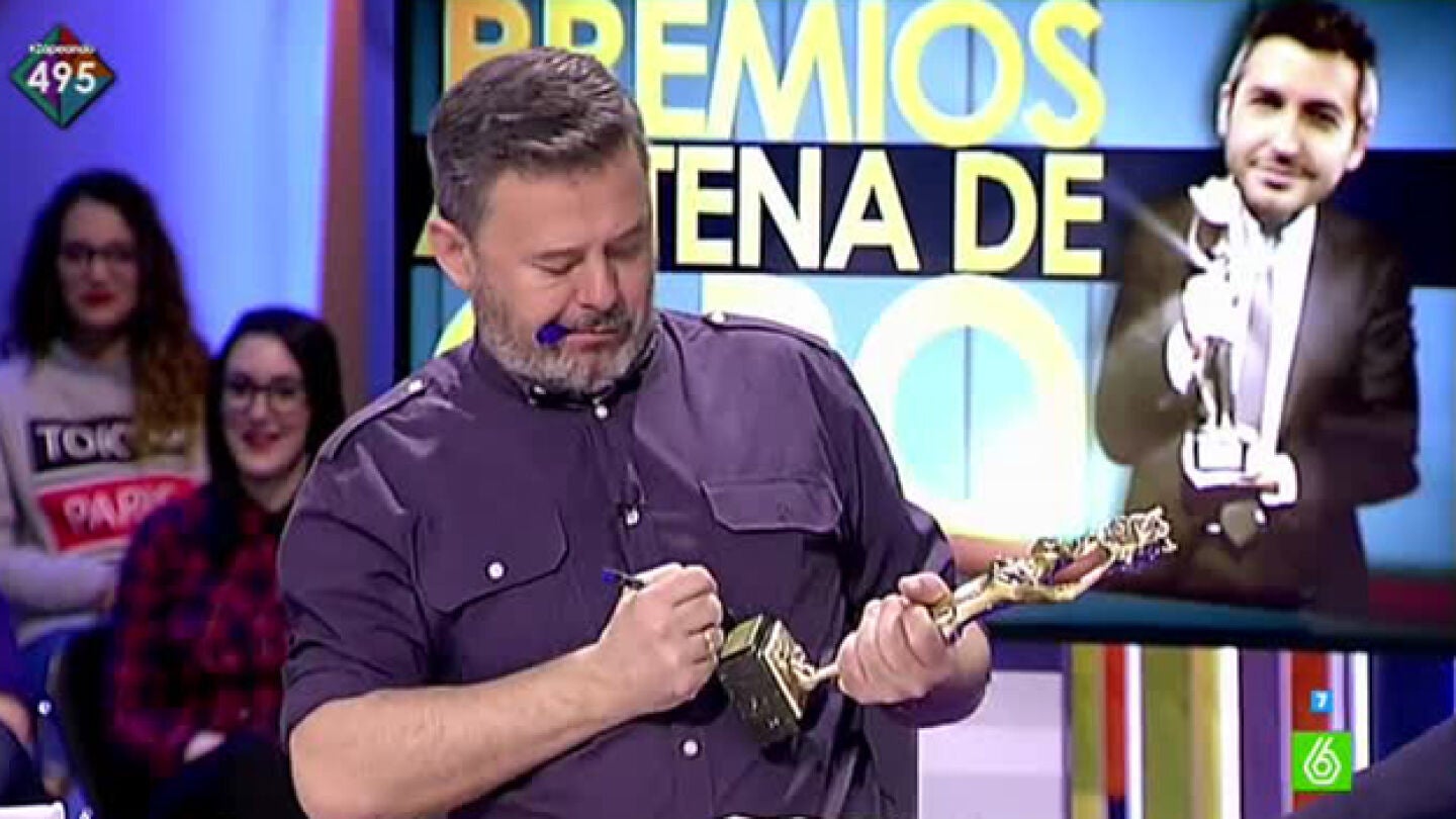 Miki Nadal con el galard&oacute;n de Frank Blanco