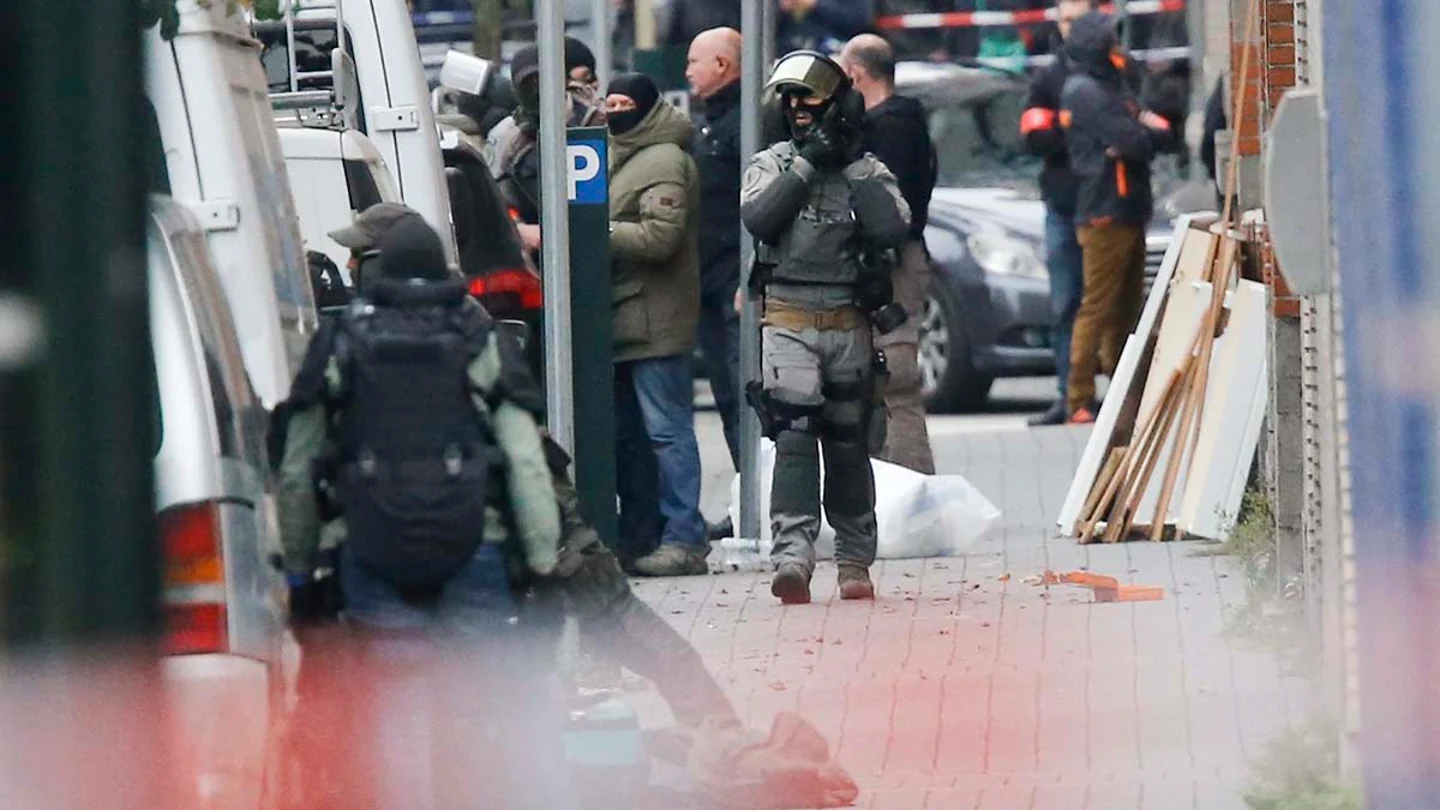 Antidisturbios permanecen en guardia en el distrito de Molenbeek en Bruselas Antidisturbios permanecen en guardia en el distrito de Molenbeek en Bruselas