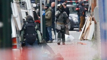 Antidisturbios permanecen en guardia en el distrito de Molenbeek en Bruselas