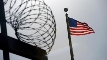 La bandera de Estados Unidos ondea en Guantánamo