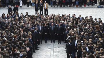 El presidente francés, el primer ministro galo y la ministra de Educación guardan un minuto de silencio en la Universidad de la Sorbona