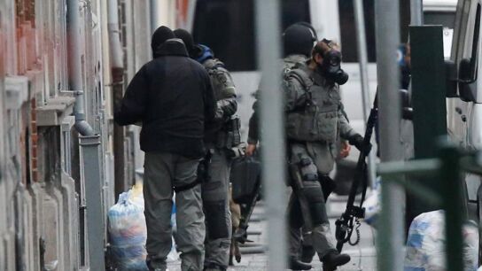 Agentes de polic&iacute;a antidisturbios permanecen en guardia en el distrito de Molenbeek en Bruselas 